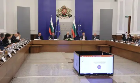 Радев: Действията на кабинета срещу прането на пари и корупцията са гарант за излизането ни от „сивия списък“ - 1