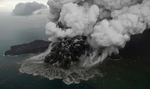 Krakatau volcano closes 8 airports in Indonesia - 1