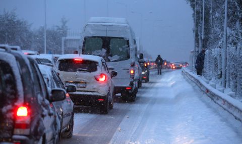 Сняг затруднява шофьорите в Гърция - 1