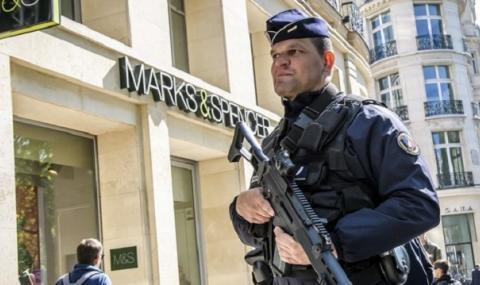 Тревога в Париж! Мол е евакуиран заради въоръжен мъж  - 1