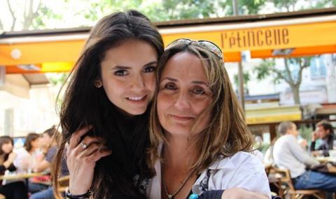Нина Добрев показа любовта си към своята майка с трогателна изповед (СНИМКИ) - 1