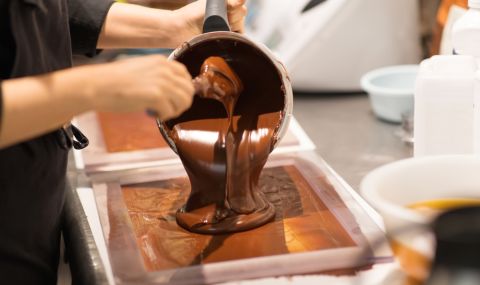Нелеп инцидент: Работници в шоколадова фабрика едва не се удавиха в течен шоколад  - 1