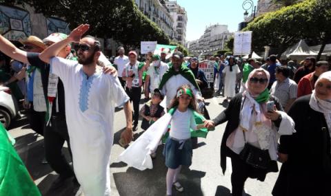Хиляди на протест в Алжир - 1