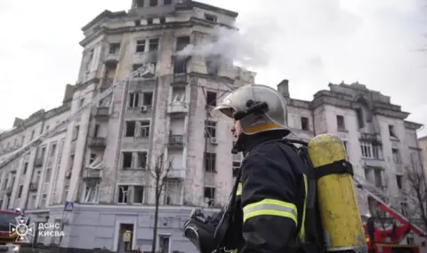 Два руски удара убиха шестима в медицински център в Суми - 1