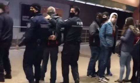 Арестуваха зрелищно бивш зам.-кмет без маска на столичната метростанция "Сердика" (ВИДЕО) - 1