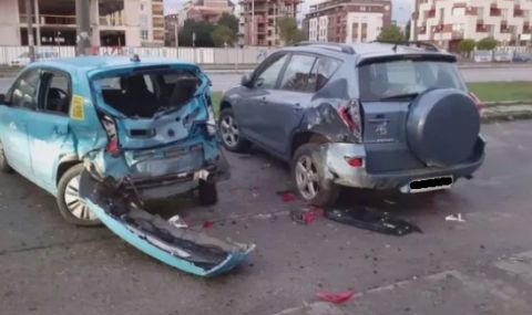 Издирват шофьор, ударил три коли в София - 1