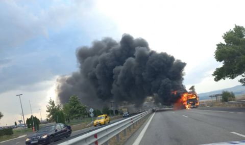 Автобус, превозващ 50 човека, изгоря между Бургас и Айтос СНИМКИ - 1