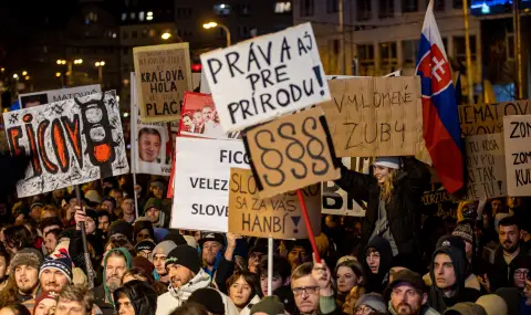 Хиляди излязоха на протест по улиците на Братислава срещу словашкото правителство - 1