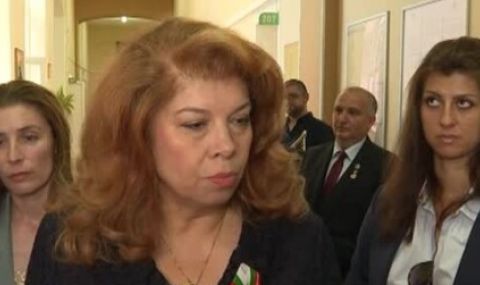 Йотова критикува кабинета заради бежанците: Още от началото беше ясно, че системата с хотелите ще създаде проблеми - 1