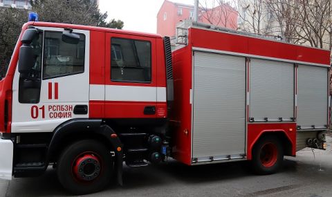 Огнеборци на крак заради пожар до Първа езикова във Варна  - 1
