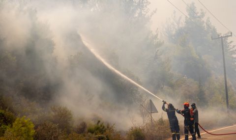 Огнен ад: Пожарите в Гърция, Испания и Канада продължават да бушуват - 1