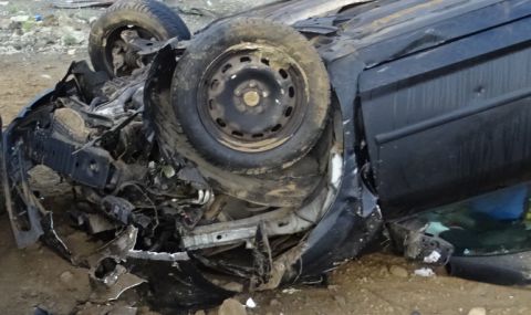 Тежка катастрофа във Врачанско, лек автомобил се преобърна на завой - 1