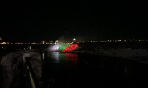Ниагарският водопад заблестя в цветовете на българския национален трибагреник - 1