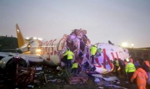 Самолет се разцепи на части в Истанбул - 1