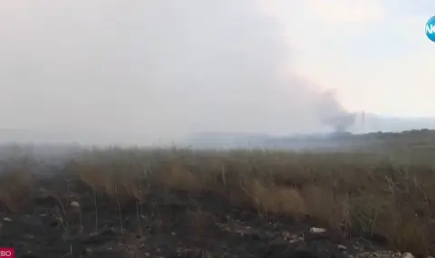 Голям пожар в Сакар, девет екипа пожарникари работят на терен - 1