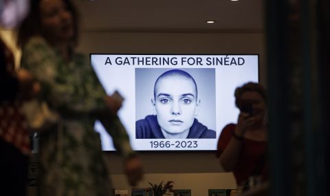 Ирландия се сбогува с Шиниъд О'Конър, погребват певицата в тесен семеен кръг (ВИДЕО) - 1