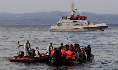 55 души се удавиха при потъване на гумена лодка край бреговете на Либия - 1