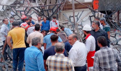 Жертви и десетки ранени след рухване на сграда в Иран - 1