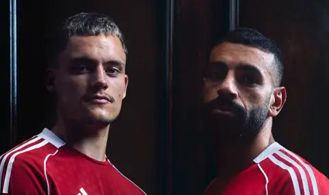 Ливърпул показа новите си екипи: старт на ерата с Adidas (СНИМКИ) - 1