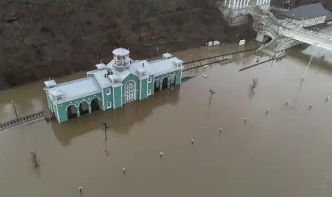Масова евакуация в руския град Оренбург след покачване на нивото на река Урал - 1