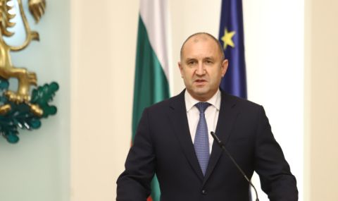 Румен Радев връчва български документи за самоличност на Любчо Георгиевски и Благой Шаторов - 1