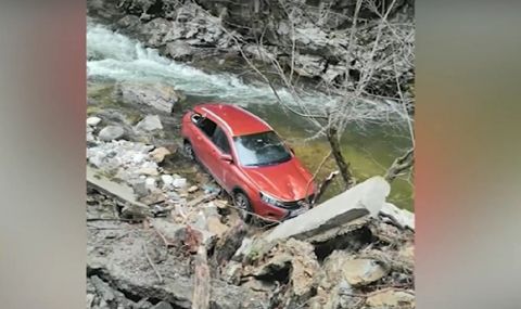 Кола пропадна в река на пътя към село Ягодина - 1