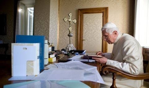 Траур във Ватикана! Почина бившият папа Бенедикт XVI - 1