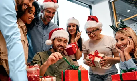 Психолог: Не си играйте на „Таен Дядо Коледа“ с колегите - 1