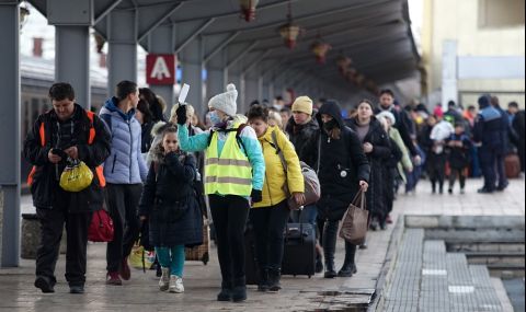 Около 250 украинци пристигат всеки ден в Русе с влак - 1