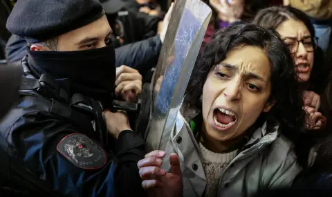 Служителка на турския парламент е била наръгана 37 пъти от съпруга си - 1