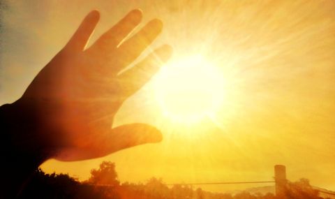 Учени: Слънцето излъчва нетипично ярка светлина към Земята - 1