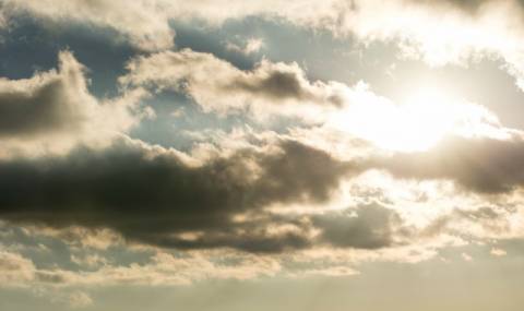 Слънцето надниква зад облаците - 1