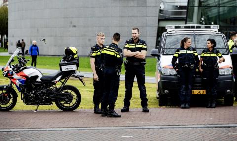 Мъж вряза колата си в група хора в Холандия - 1