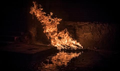 6 тона моторно масло изгоряха при пожар в Пловдив - 1