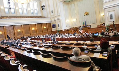 Депутатите замразиха заплатите си на нивото от 2009 г. - 1