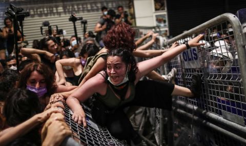 Турски полицаи използваха сълзотворен газ срещу жени, протестиращи срещу насилието над жени - 1