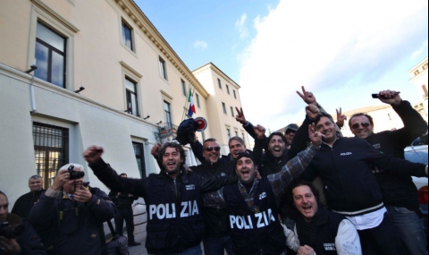 Арестуваха боса на мафията в Неапол - 1