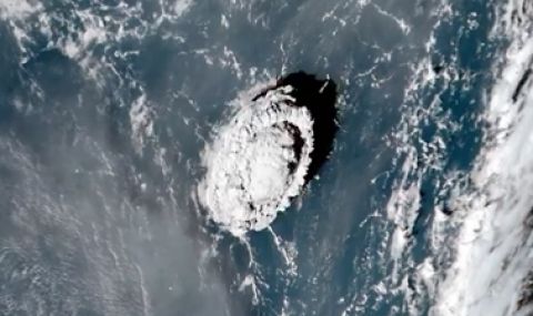 Цунами връхлетя Тонга след изригването на подводен вулкан - 1