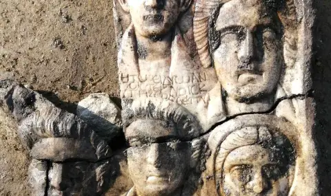 Нова находка в Хераклея Синтика: Откриха мраморна плоча с изобразено цяло семейство (ВИДЕО) - 1