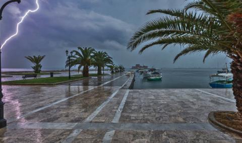 Силна буря спря фериботите в Гърция - 1