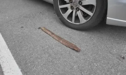 Парче от релса проби кола в движение - 1