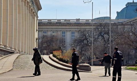 Отцепиха района около Националната библиотека заради сигнал за бомба  - 1