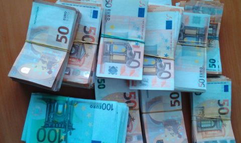 Митничари намериха 250 000 недекларирани евро в хладилен автомобил - 1