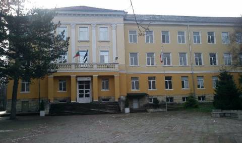 Ученичка падна от сградата на Езиковата гимназия в Шумен - 1