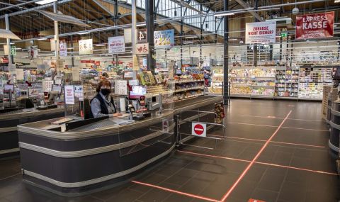 Най-малко 18 души бяха ранени при изтичане на неизвестно вещество в супермаркет в Германия - 1