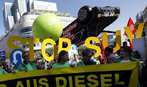 Протести срещу автомобилно изложение заляха Франкфурт СНИМКИ - 1