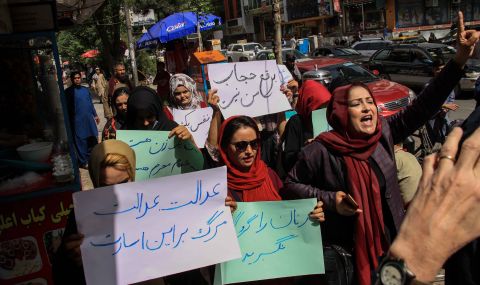 Талибаните разпръснаха протест на жени в Кабул с изстрели и насилие  - 1