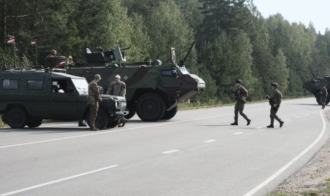 Латвия постави бетонни блокове и бодлива тел на границата с Русия - 1