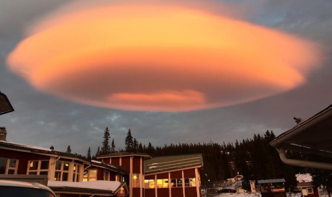 Красив облак във формата на НЛО (Снимка) - 1