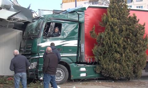 Пиян шофьор заби ТИР в автомивка в Пазарджик - 1